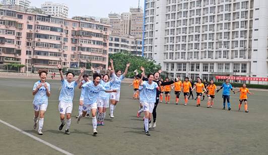 一群人站在建筑前AI 生成的内容可能不正确。