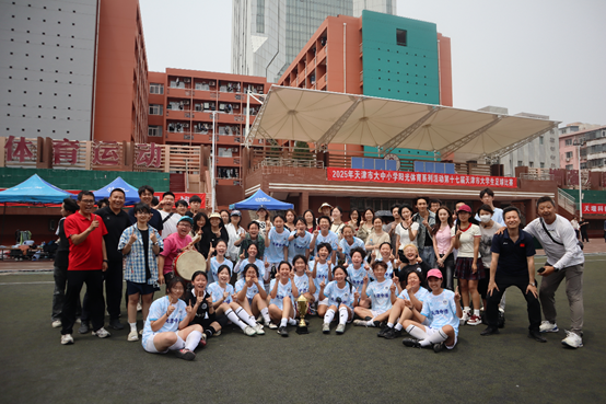 一群人在建筑物前AI 生成的内容可能不正确。